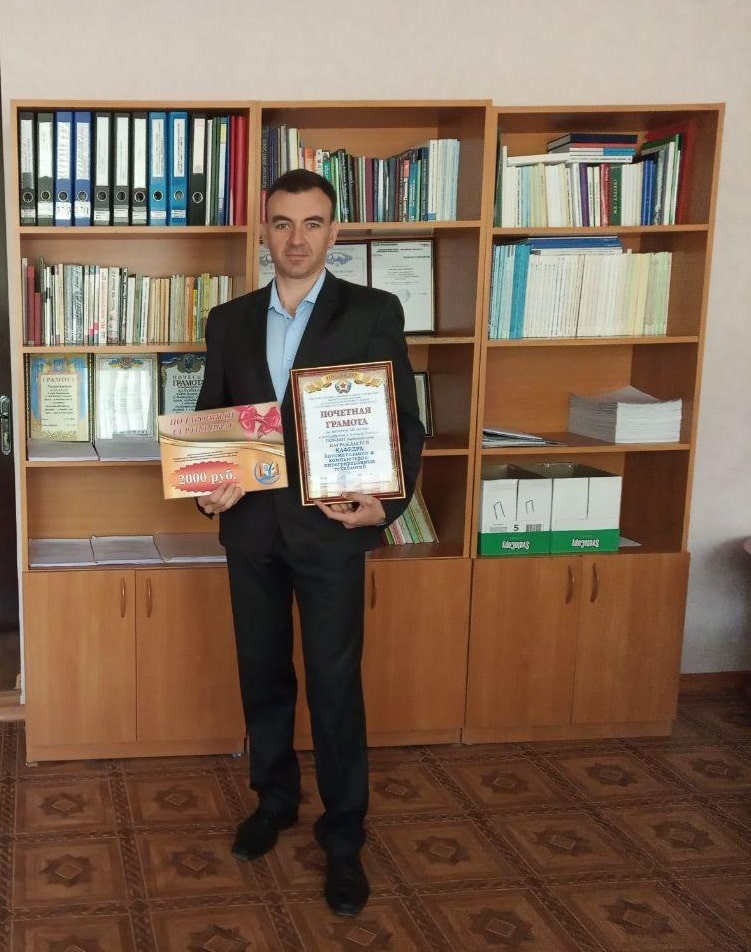 Заведующий кафедры АКИТ Колесников А.В. с полученной наградой