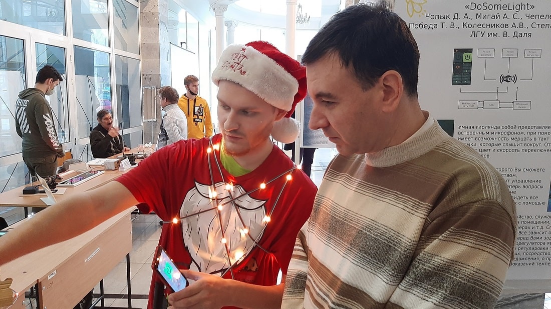 Заведующий кафедры АКИТ Колесников А.В. вместе с автором проекта «DoSomeLight»