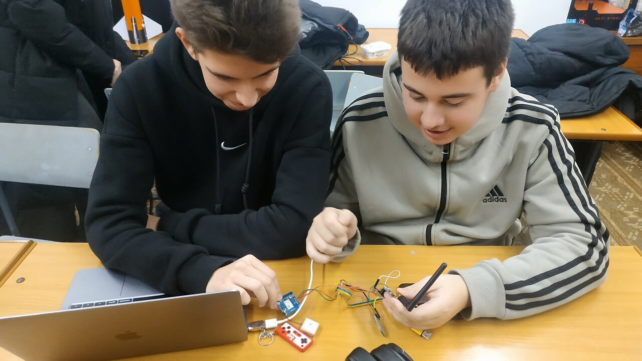  Занятие кружка со школьниками на кафедре автоматизации - фото 2