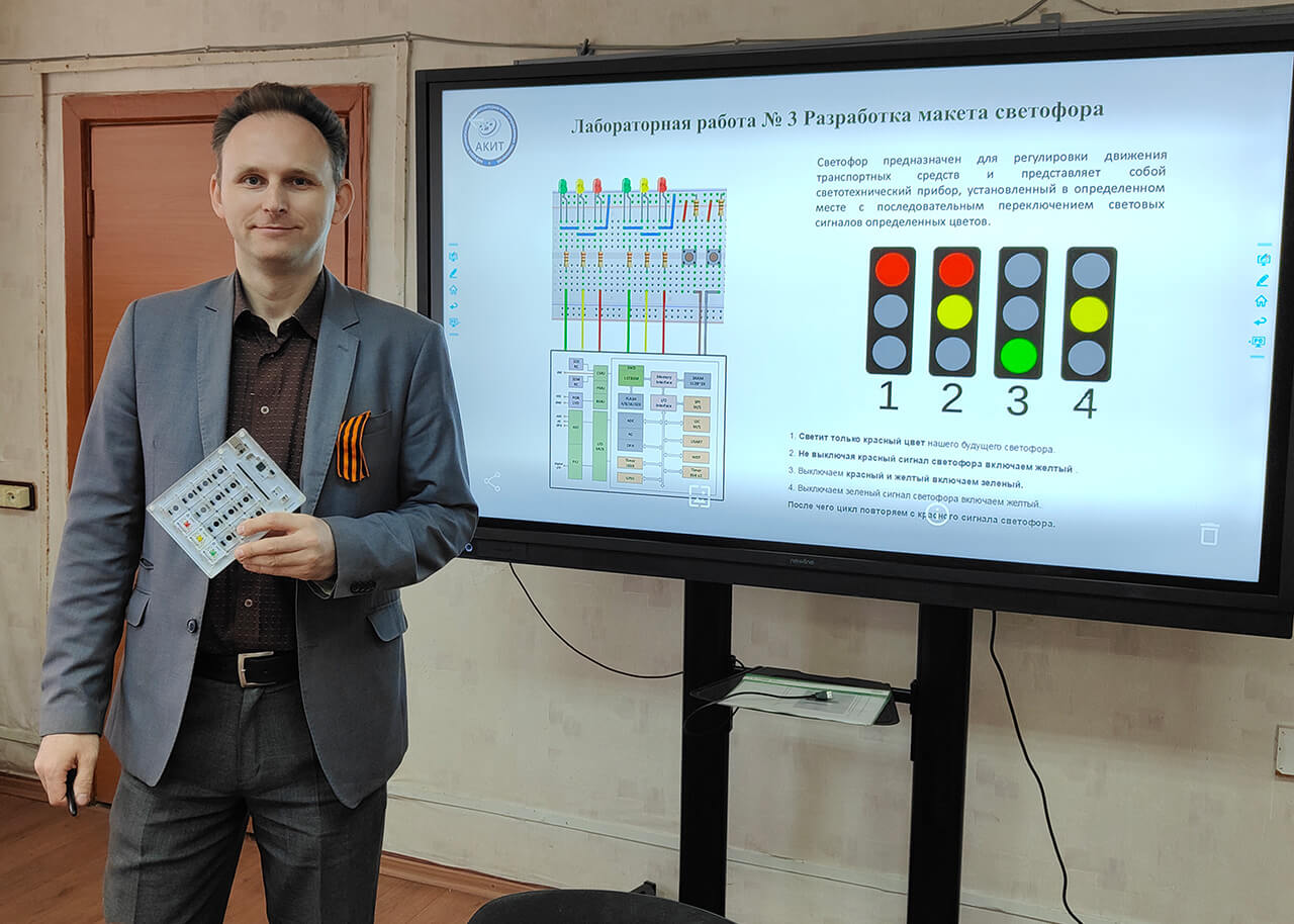 Воронов Артур Эдуардович проводит лекцию