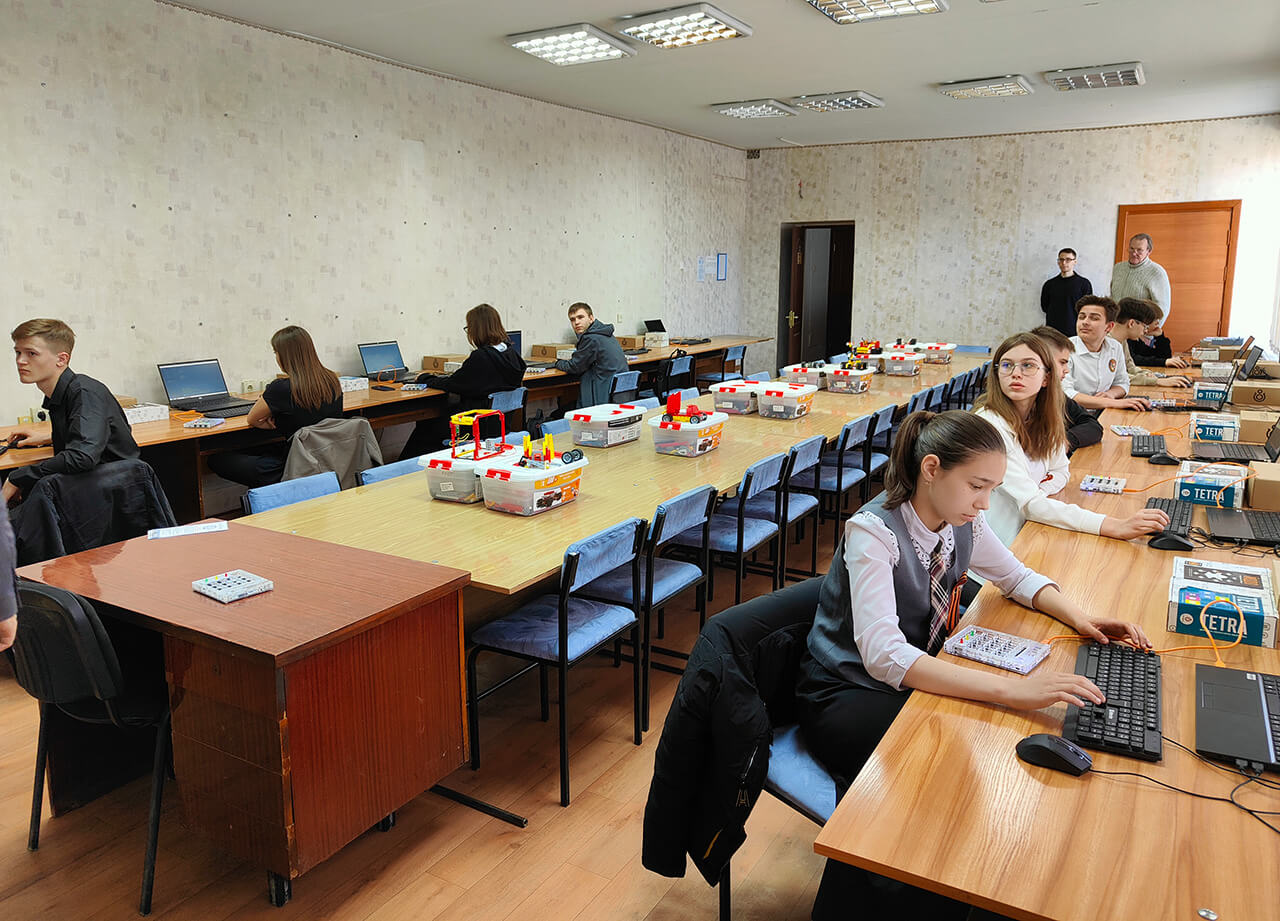 Ученики школы работают с цифровыми лабораториями
